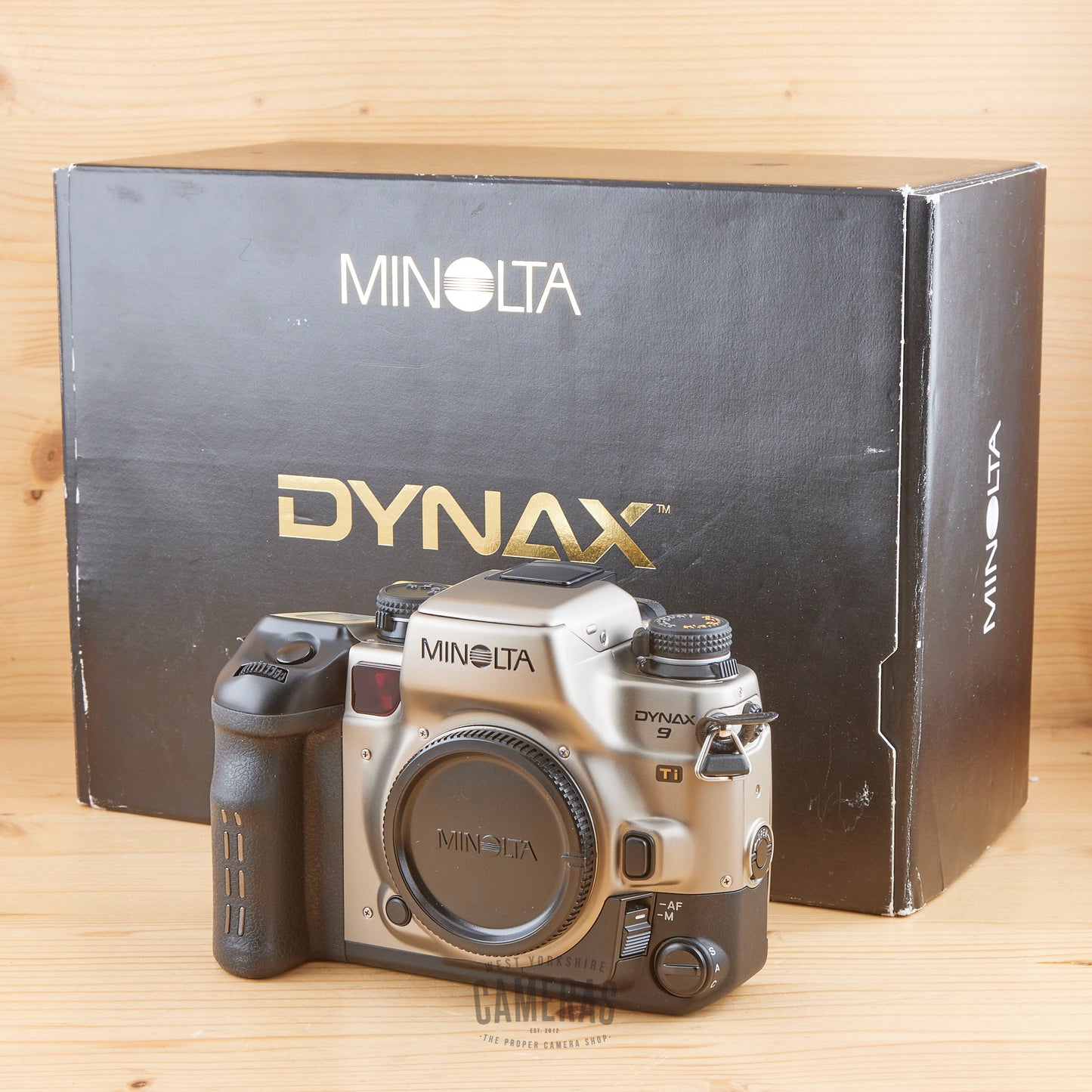 Minolta Dynax 9 Ti Body w/ CS-9M Case Mint- Boxed